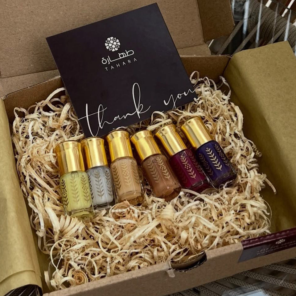 Coffret cadeau musc tahara 6 senteurs boîte kraft ouverte avec flacons colorés carte de remerciement et emballage soigné