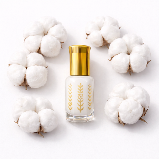 Musc tahara classique pur sans alcool flacon blanc avec bouchon doré entouré de fleurs de coton naturel